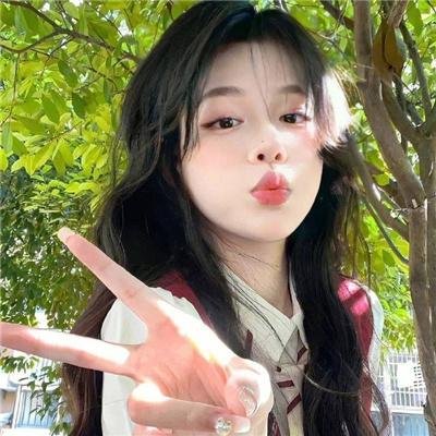 她行走于黑暗中